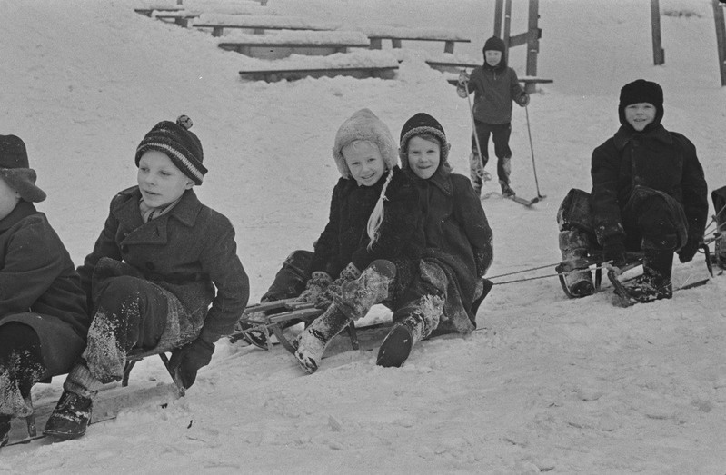 Tartu ülikooli ametiühingu komitee üritused lastele. Vastlapäev. Kelgutamine, saanisõit. Veebruar 1960. a.