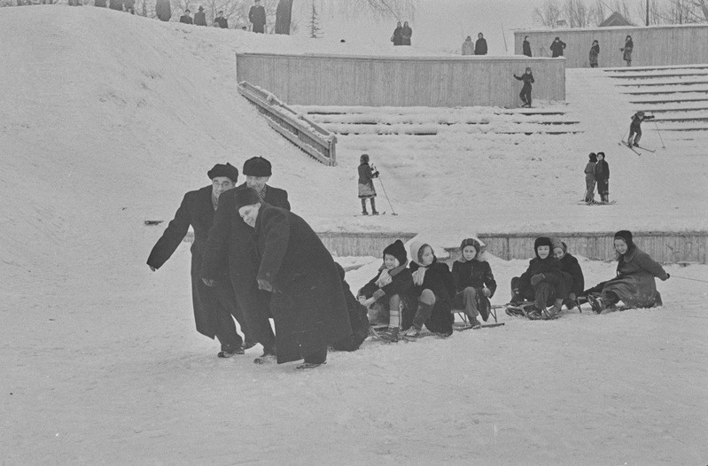 Tartu ülikooli ametiühingu komitee üritused lastele. Vastlapäev. Kelgutamine, saanisõit. Veebruar 1960. a.