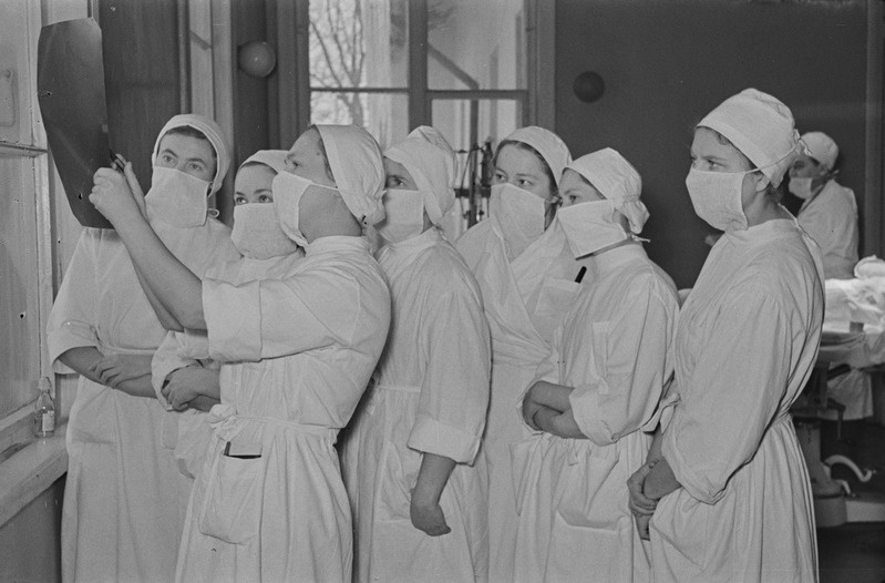 Tartu ülikooli teaduskonnakirurgia kateedri operatsioonitoas. Professor Artur Linkberg eraldab haige neeru. 23. veebruar 1960. a.