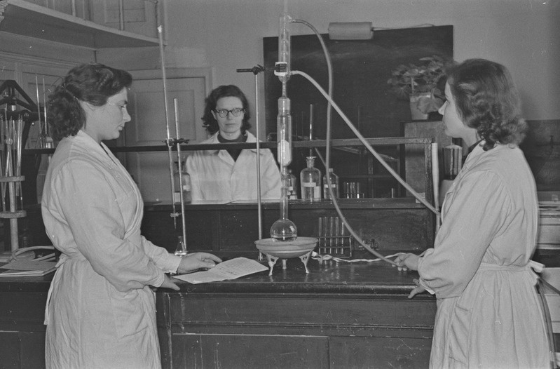 Taimefüsioloogia õppepraktikum Tartu ülikoolis. Vanemõpetajad Aleksander Perk ja Heigo Miidla juhendamas. 19. märts 1960. a.