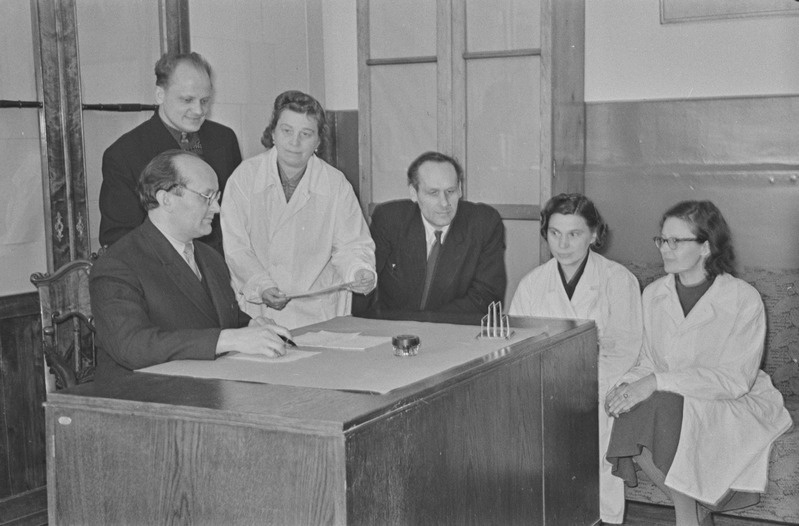 Taimefüsioloogia õppepraktikum Tartu ülikoolis. Vanemõpetajad Aleksander Perk ja Heigo Miidla juhendamas. 19. märts 1960. a.