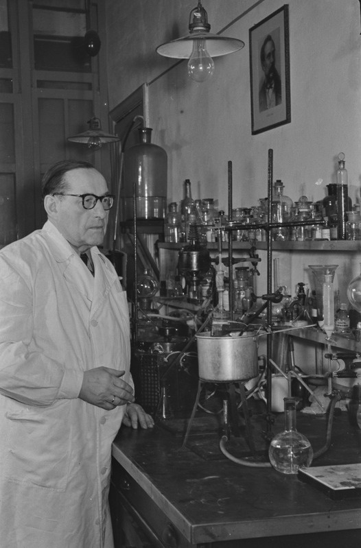 Tartu ülikooli orgaanilise keemia kateeder. Juhataja Hans Sossi, Martin Soots ja teised kateedris. 09. aprill 1960. a.
