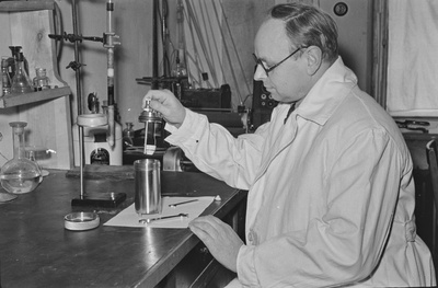 Tartu ülikooli orgaanilise keemia kateeder. Juhataja Hans Sossi, Martin Soots ja teised kateedris. 09. aprill 1960. a.  similar photo