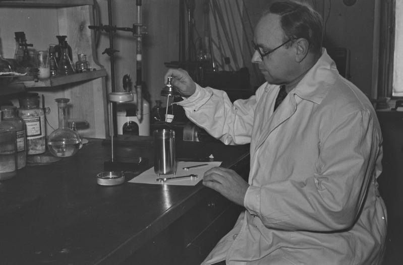 Tartu ülikooli orgaanilise keemia kateeder. Juhataja Hans Sossi, Martin Soots ja teised kateedris. 09. aprill 1960. a.