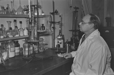 Tartu ülikooli orgaanilise keemia kateeder. Juhataja Hans Sossi, Martin Soots ja teised kateedris. 09. aprill 1960. a.  similar photo