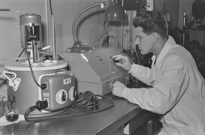 Tartu ülikooli orgaanilise keemia kateeder. Juhataja Hans Sossi, Martin Soots ja teised kateedris. 09. aprill 1960. a.