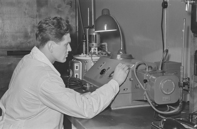 Tartu ülikooli orgaanilise keemia kateeder. Juhataja Hans Sossi, Martin Soots ja teised kateedris. 09. aprill 1960. a.  similar photo