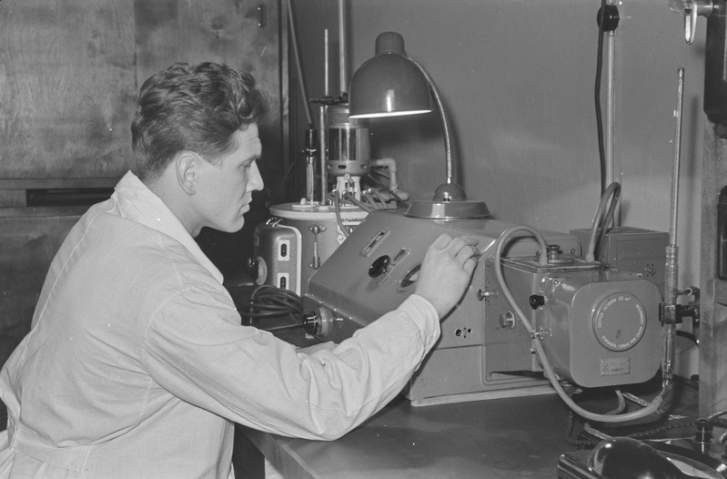 Tartu ülikooli orgaanilise keemia kateeder. Juhataja Hans Sossi, Martin Soots ja teised kateedris. 09. aprill 1960. a.