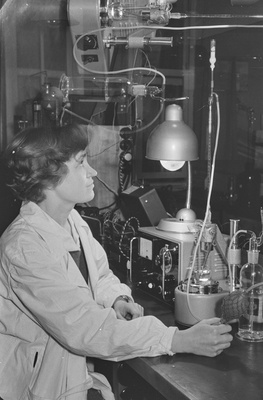 Tartu ülikooli orgaanilise keemia kateeder. Juhataja Hans Sossi, Martin Soots ja teised kateedris. 09. aprill 1960. a.  similar photo