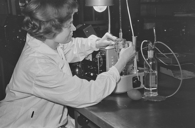 Tartu ülikooli orgaanilise keemia kateeder. Juhataja Hans Sossi, Martin Soots ja teised kateedris. 09. aprill 1960. a.  similar photo