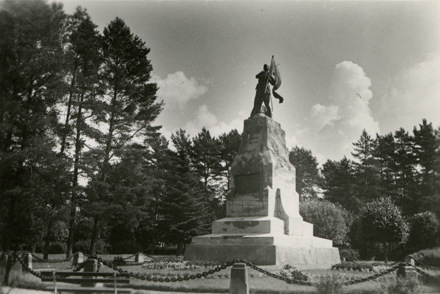Narva-Jõesuu Vabadussõja mälestussammas, vaade. Skulptor Amandus Adamson