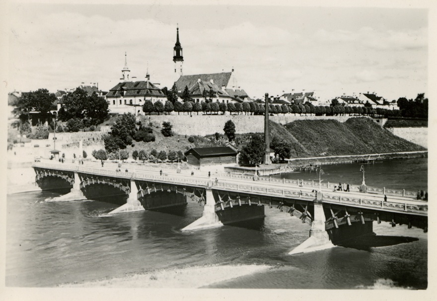 Narva vanalinn, vaade Venemaa poolt üle maanteesilla