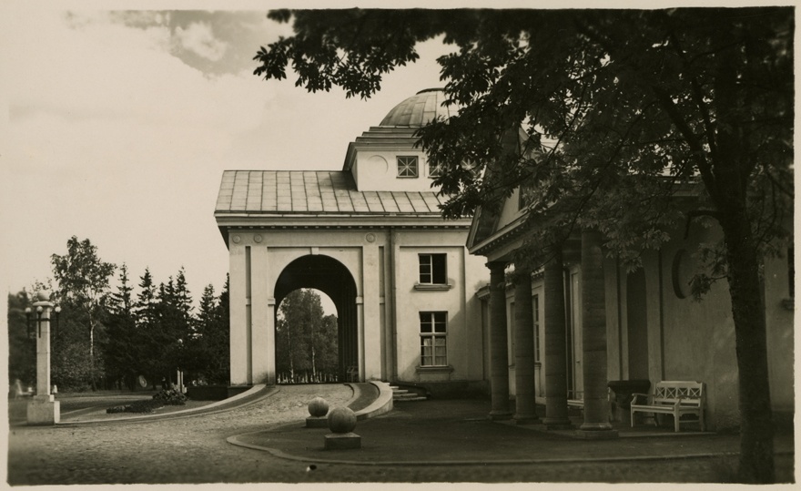 Pärnu vesi-mudaravila, vaade küljelt portikusele. Arhitekt Olev Siinmaa; fassaadid Erich von Wolffeldt ja Aleksander Nürnberg