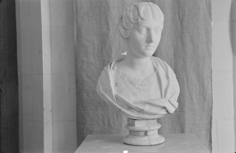 TRÜ Klassikalise Muinasteaduse Muuseum. Mai(?) 1958. a. Roomlanna büst. Rooma keisrinna Faustina, A. Weizenbergi marmorkoopia