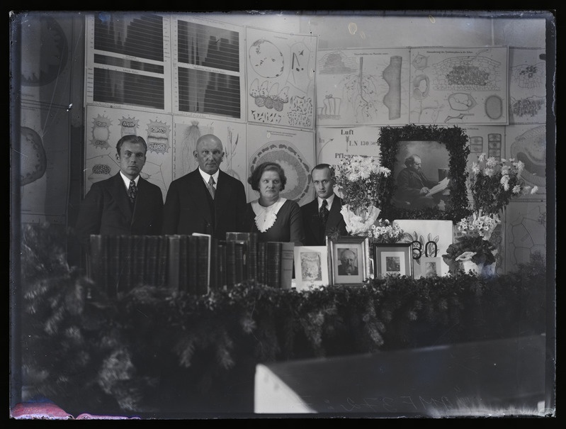 Klaasnegatiiv. Farmaatsia Instituudi laboratooriumis.