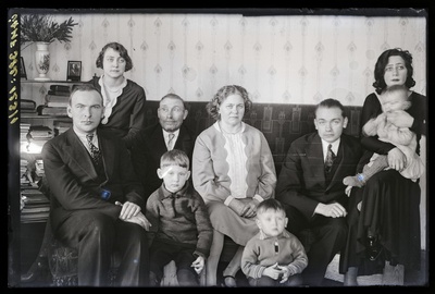 Perekondlik ülesvõte (lapsed, vanemad) ruumis.  similar photo