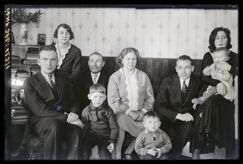 Perekondlik ülesvõte (lapsed, vanemad) ruumis.