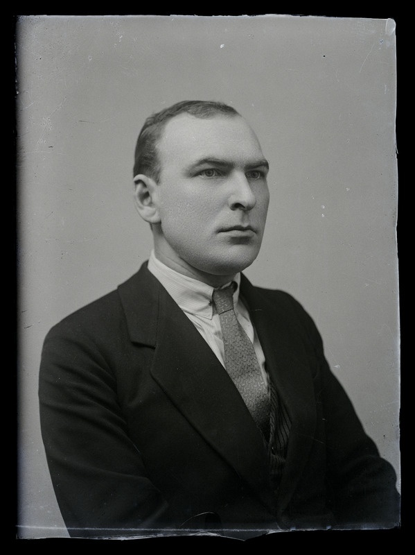 Elmar Kaldi portree, poolprofiilis.