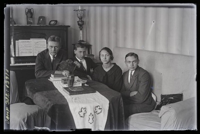 Perekondlik ülesvõte,  similar photo