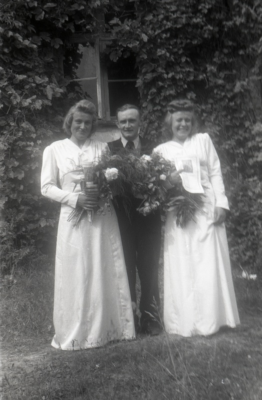 Kaks naist lilledega ja mees (Rõngu kiriku leer)