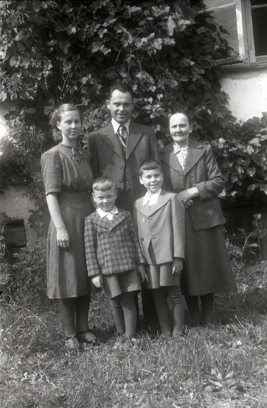 Kaks naist, mees ja kaks last seismas (Rõngu kiriku leer)
