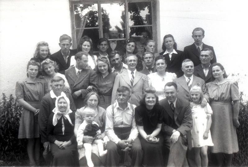 Grupp inimesi maja taustal (Rõngu kiriku leer)