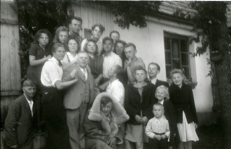 Grupp inimesi maja taustal (Rõngu kiriku leer)