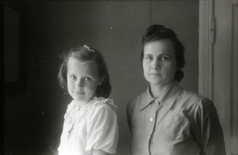 Eesti Karskusliidu juhatuse liikme Eduard Kubjase abikaasa Alviine Kubjas (?) ja tütar.