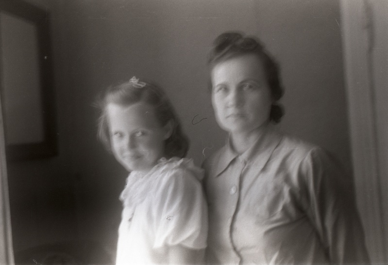 Eesti Karskusliidu juhatuse liikme Eduard Kubjase abikaasa Alviine Kubjas (?) ja tütar.