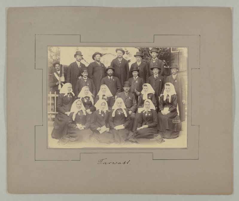 Grupipilt. Tarvastu segakoor Tallinna 6. üldlaulupeol 1896.a.Kooriliikmed rahvariides. 1896.a. toimus Tallinnas VI Üldlaulupidu.