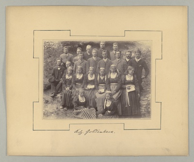 Grupipilt. Tolli segakoor Kullamaa kihelkonnast Haapsalu laulupeol 1896.a. Lauljad rahvariides.  duplicate photo