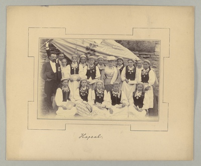 Grupipilt. Haapsalu "Kungla" laulukoor Haapsalu laulupeol 1896.a. Ees istuvad, taga seisavad rahvariides laulukoori liikmed, taga keskel Miina Härma.  duplicate photo