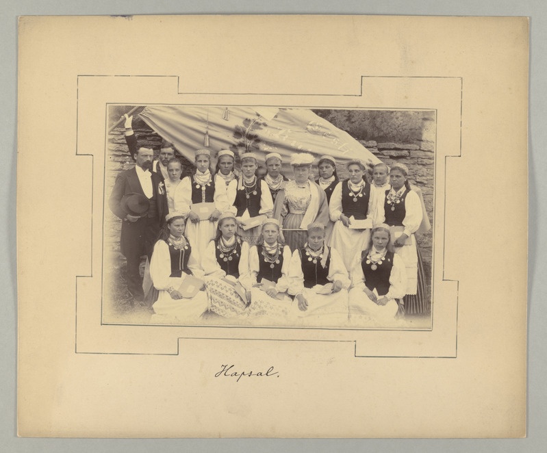 Grupipilt. Haapsalu "Kungla" laulukoor Haapsalu laulupeol 1896.a. Ees istuvad, taga seisavad rahvariides laulukoori liikmed, taga keskel Miina Härma.