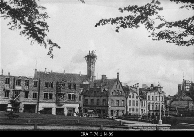 Tallinna Raekoda. Tornikiivri ehitus. Vaade Harju väljakult (tellingute tugipuude ja sõrestiku I osa postide kohal)  similar photo