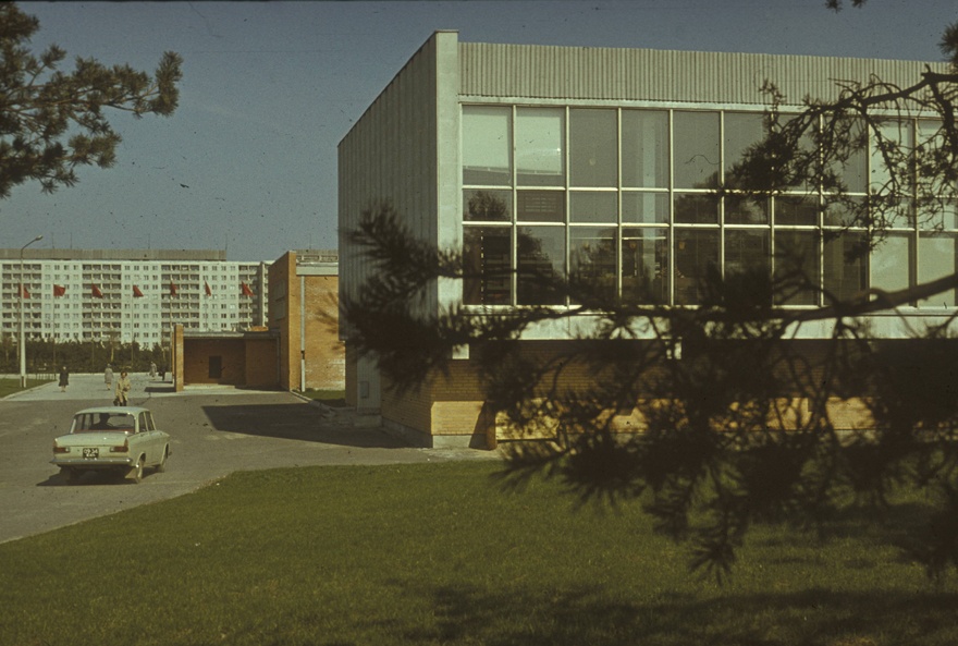 Endine TTÜ / TPI raamatukogu, osaline vaade raamatukogule, taamal elamud. Arhitektid Uno Tölpus, Henno Sepmann, Olga Kontšajeva