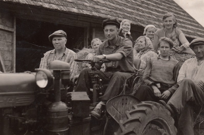Brigaadi rahvast viiakse traktoriga tööle