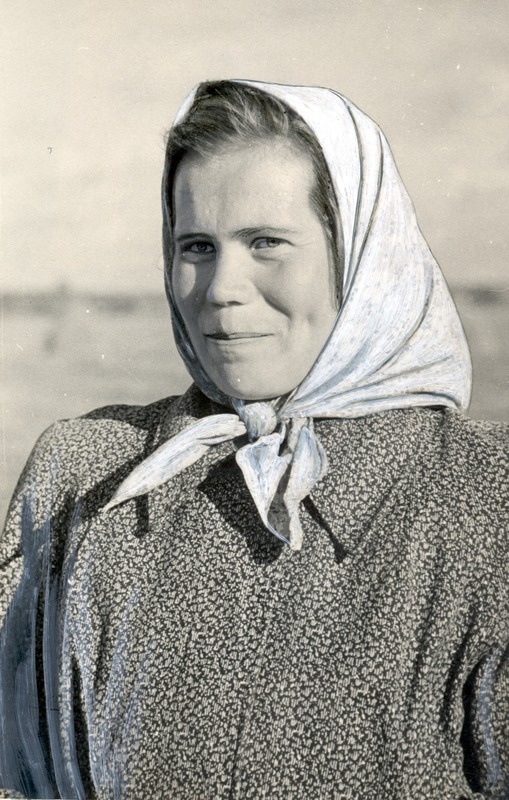 Kolhoosi "Edasi" lambafarmi eestööline L. Vallimäe