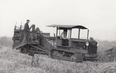 Rukkikoristus kombainiga ja traktoriga Allis Chalmers Jõgeva Sordiaretusjaamas  similar photo
