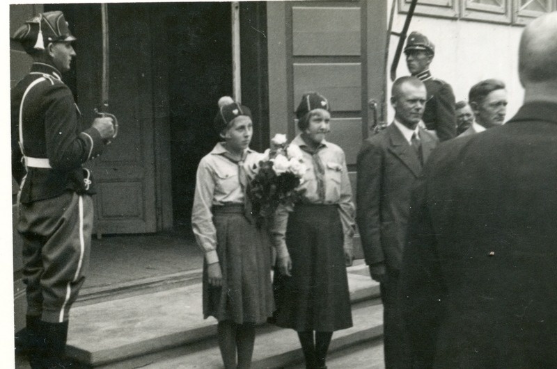 Ootamas K.Pätsi tema ringkäigu ajal