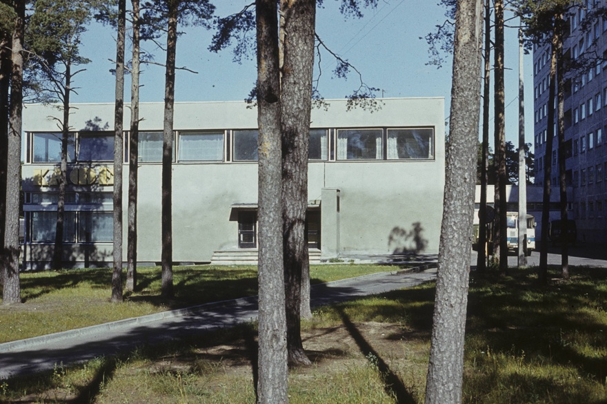 Kauplus ja kohvik "Ehitaja" Männikul, vaade kohvikule küljelt
