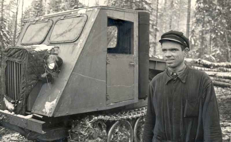 Kokkuveotraktori traktorist Eduard Hoop.