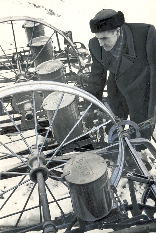 Rõngu MTJ peaagronoom E. Viilu maisikülvikuid üle vaatamas