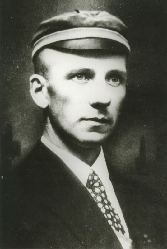 Jõgeva Sordiaretusjaama mesinik ja aiandusõpetaja Artur Siil