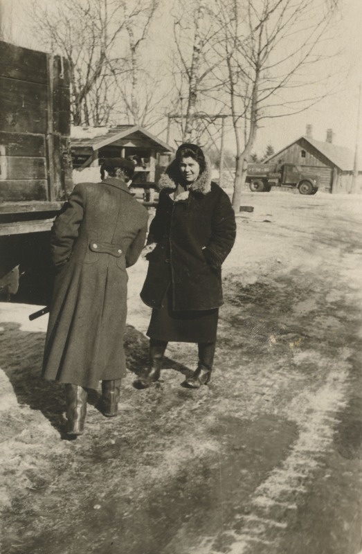 V. Eelmäe, Rakvere rajooni Ubja sovhoosi agronoom. Sinelis on autojuht.