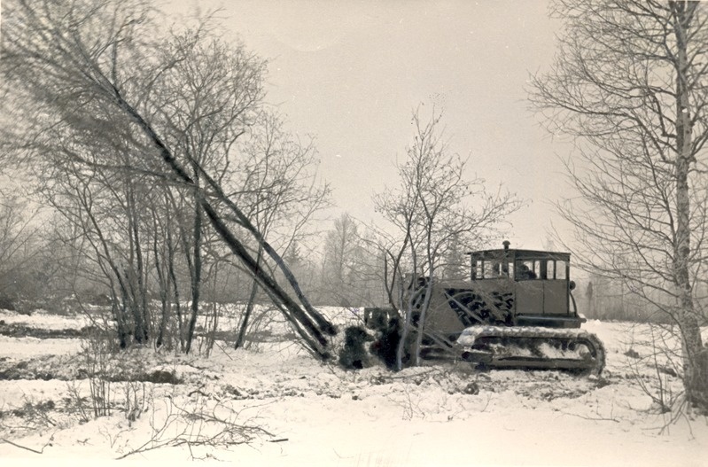 Maa puhastamine võsast kivikaaluja abil