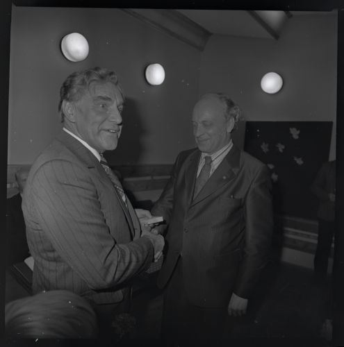 Jüri Kuum annab Eesti Põllumajandusmuuseumi mälestusmedali üle Kalle Laanemets'ale