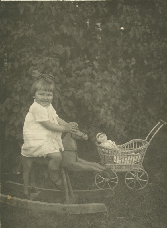 Laps kiikhobu ja nukuvankriga