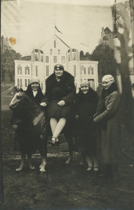 Emilie Goldberg, Hilda Leik, Ida Goldberg ja Olga Kirotar