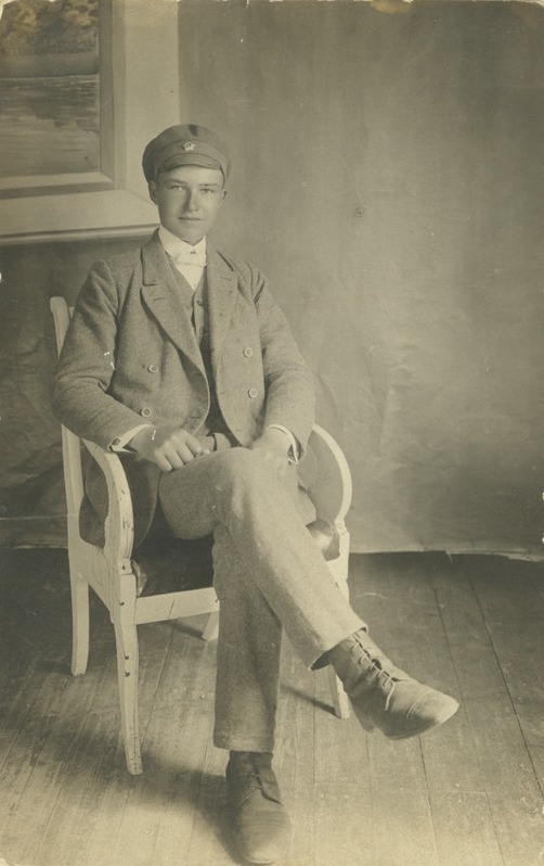 Istuva noormehe portree