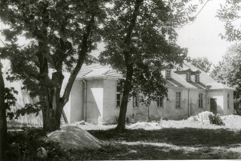 Restaureeritav Kihelkonna Loona mõisa härrastemaja